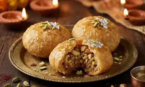 दीवाली पर घर में बनाएं जोधपुरी मावा कचौड़ी, जानें आसान रेसिपी दीवाली पर घर में बनाएं जोधपुरी मावा कचौड़ी, जानें आसान रेसिपी