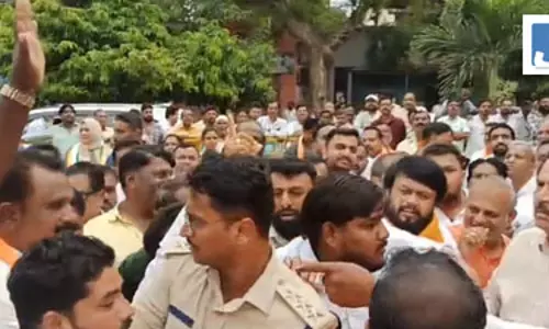 पूर्व मंत्री विदादला रजनी से दुर्व्यवहार मामले में SI पर गिरी गाज