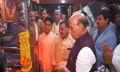 पीएम मोदी के वाराणसी दौरे से पहले राजनाथ सिंह ने टेका मत्था, दो मंदिरों में की पूजा पीएम मोदी के वाराणसी दौरे से पहले राजनाथ सिंह ने टेका मत्था, दो मंदिरों में की पूजा