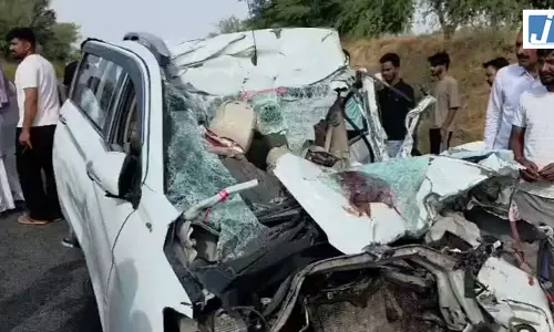 दर्दनाक सड़क हादसा: ट्रक की टक्कर से एक ही परिवार के 6 लोगों की मौत दर्दनाक सड़क हादसा: ट्रक की टक्कर से एक ही परिवार के 6 लोगों की मौत
