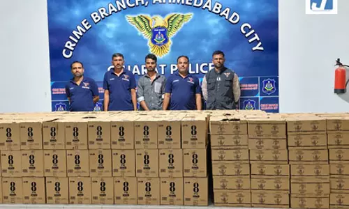 मूंगफली की बोरियां खोलीं तो उड़ गए होश! निकलीं 5,988 शराब की बोतलें मूंगफली की बोरियां खोलीं तो उड़ गए होश! निकलीं 5,988 शराब की बोतलें