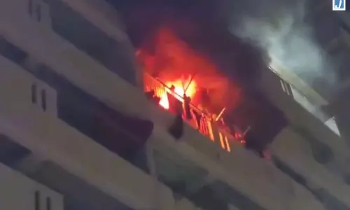 FIRE: DDA अपार्टमेंट में लगी भीषण आग, छठी मंजिल के फ्लैट में उठीं लपटें FIRE: DDA अपार्टमेंट में लगी भीषण आग, छठी मंजिल के फ्लैट में उठीं लपटें