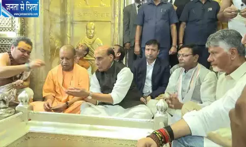 बाबा के दरबार में पहुंचे राजनाथ सिंह और सीएम योगी बाबा के दरबार में पहुंचे राजनाथ सिंह और सीएम योगी
