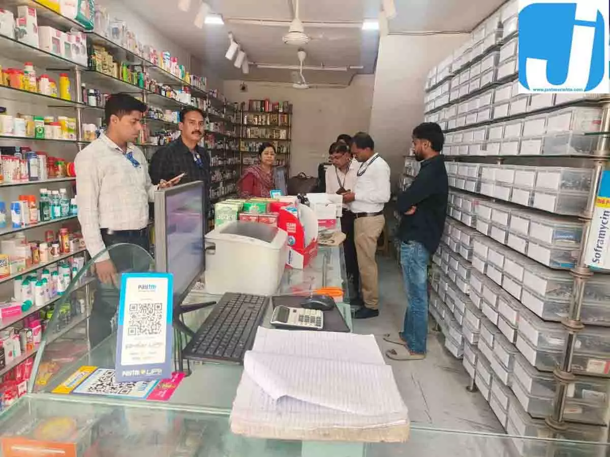 रायपुर में 11 मेडिकल स्टोर्स पर NCB और औषधि विभाग की दबिश, 4 दुकानों को नोटिस रायपुर में 11 मेडिकल स्टोर्स पर NCB और औषधि विभाग की दबिश, 4 दुकानों को नोटिस