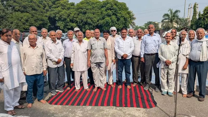 पानीपत के सेक्टरों में मूलभूत सुविधाओं की कमी के चलते निवासियों ने किया प्रदर्शन पानीपत के सेक्टरों में मूलभूत सुविधाओं की कमी के चलते निवासियों ने किया प्रदर्शन