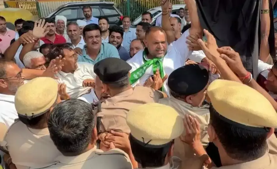 फरीदाबाद में किसानों का आक्रोश, पुलिस के साथ हुई धक्का-मुक्की फरीदाबाद में किसानों का आक्रोश, पुलिस के साथ हुई धक्का-मुक्की
