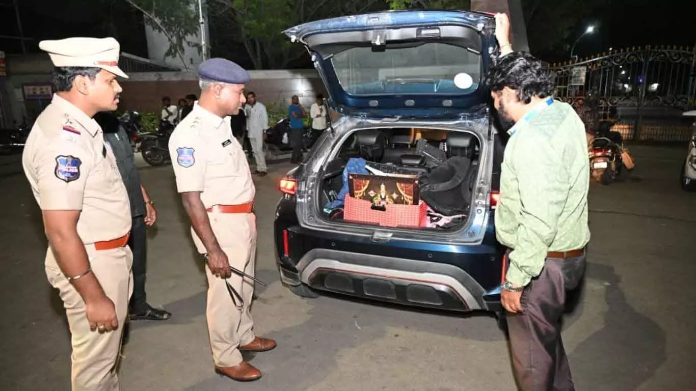 हैदराबाद में पुलिस का बड़ा अभियान, 3,617 वाहनों की हुई जांच हैदराबाद में पुलिस का बड़ा अभियान, 3,617 वाहनों की हुई जांच