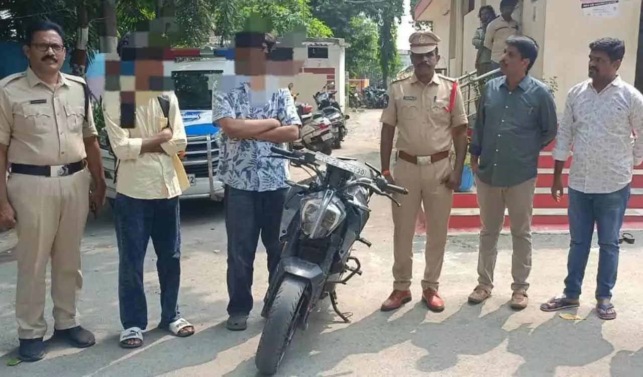 सड़क पर बाइक से स्टंटबाजी पड़ी भारी, युवक के खिलाफ केस दर्ज सड़क पर बाइक से स्टंटबाजी पड़ी भारी, युवक के खिलाफ केस दर्ज