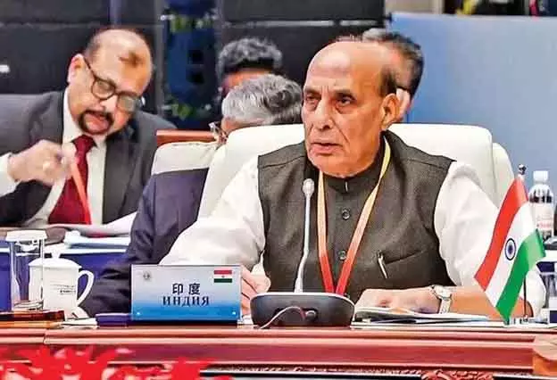 उभरते खतरों से निपटने के लिए तैयार रहे सेना, राजनाथ सिंह का बड़ा संदेश उभरते खतरों से निपटने के लिए तैयार रहे सेना, राजनाथ सिंह का बड़ा संदेश