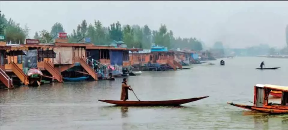कश्मीर में बदलने लगा मौसम का मिजाज, ठंड बढ़ने के संकेत कश्मीर में बदलने लगा मौसम का मिजाज, ठंड बढ़ने के संकेत