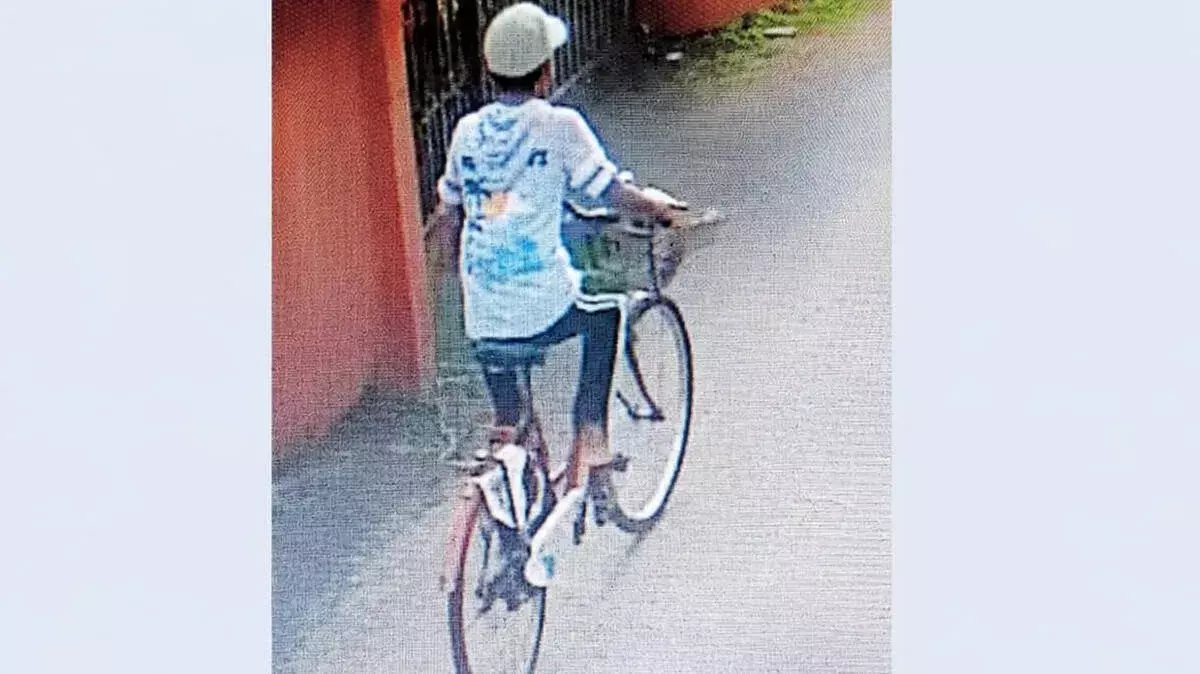 कोल्लम में बच्चे के लापता होने से हड़कंप, स्टेशन के पास मिली साइकिल कोल्लम में बच्चे के लापता होने से हड़कंप, स्टेशन के पास मिली साइकिल