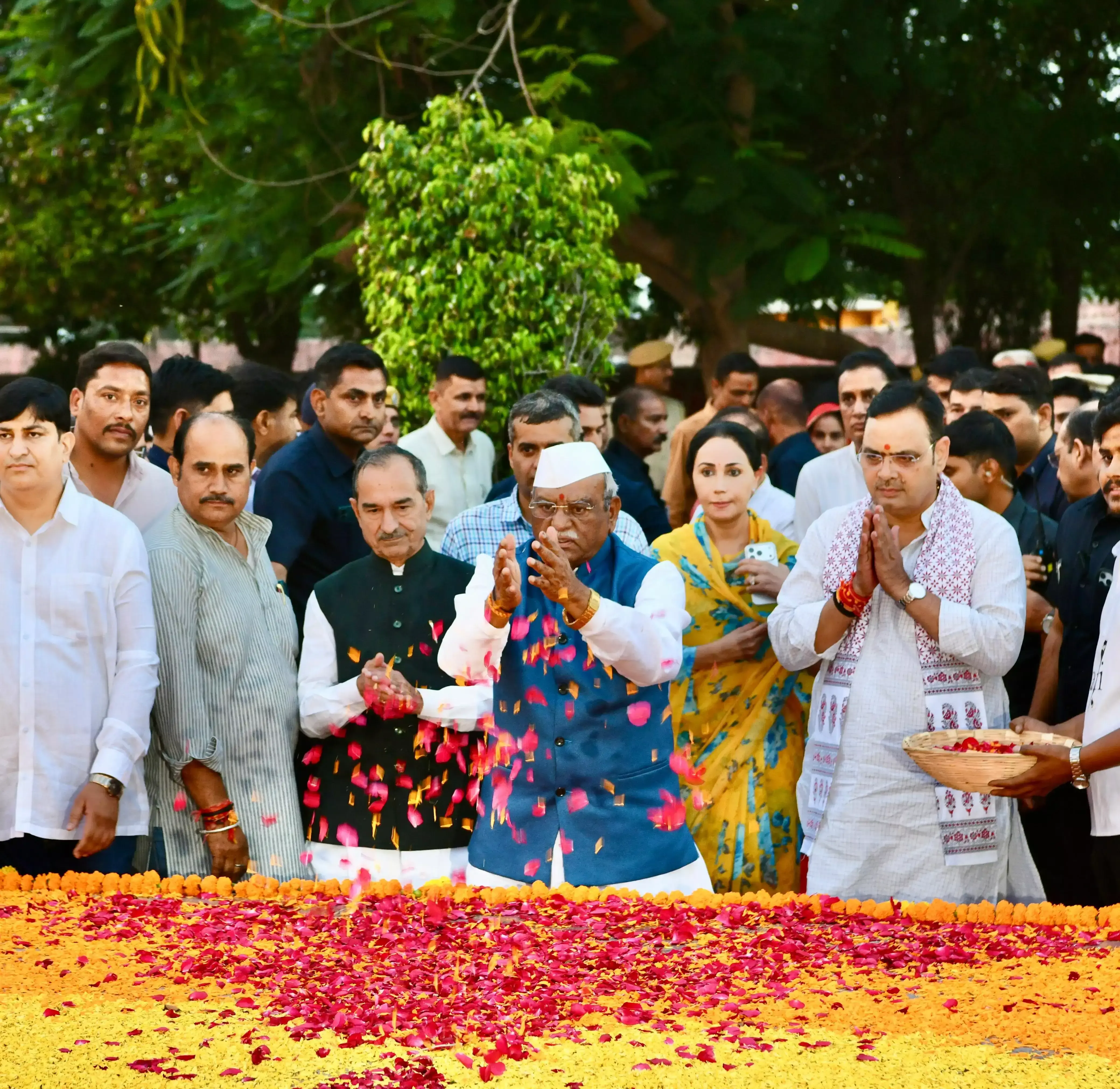 राज्यपाल बागडे ने पुष्पांजलि अर्पित कर शेखावत को किया याद राज्यपाल बागडे ने पुष्पांजलि अर्पित कर शेखावत को किया याद