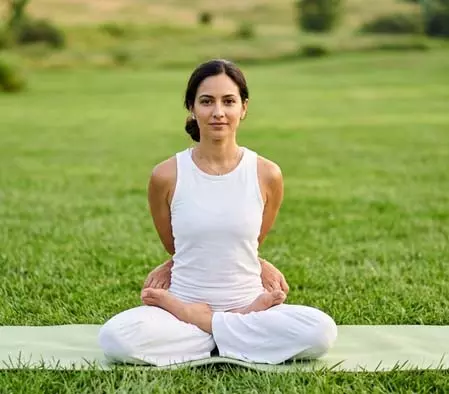 पद्मासन का एडवांस रूप है बद्ध पद्मासन, पाचन से लेकर रीढ़ तक के लिए है रामबाण पद्मासन का एडवांस रूप है बद्ध पद्मासन, पाचन से लेकर रीढ़ तक के लिए है रामबाण