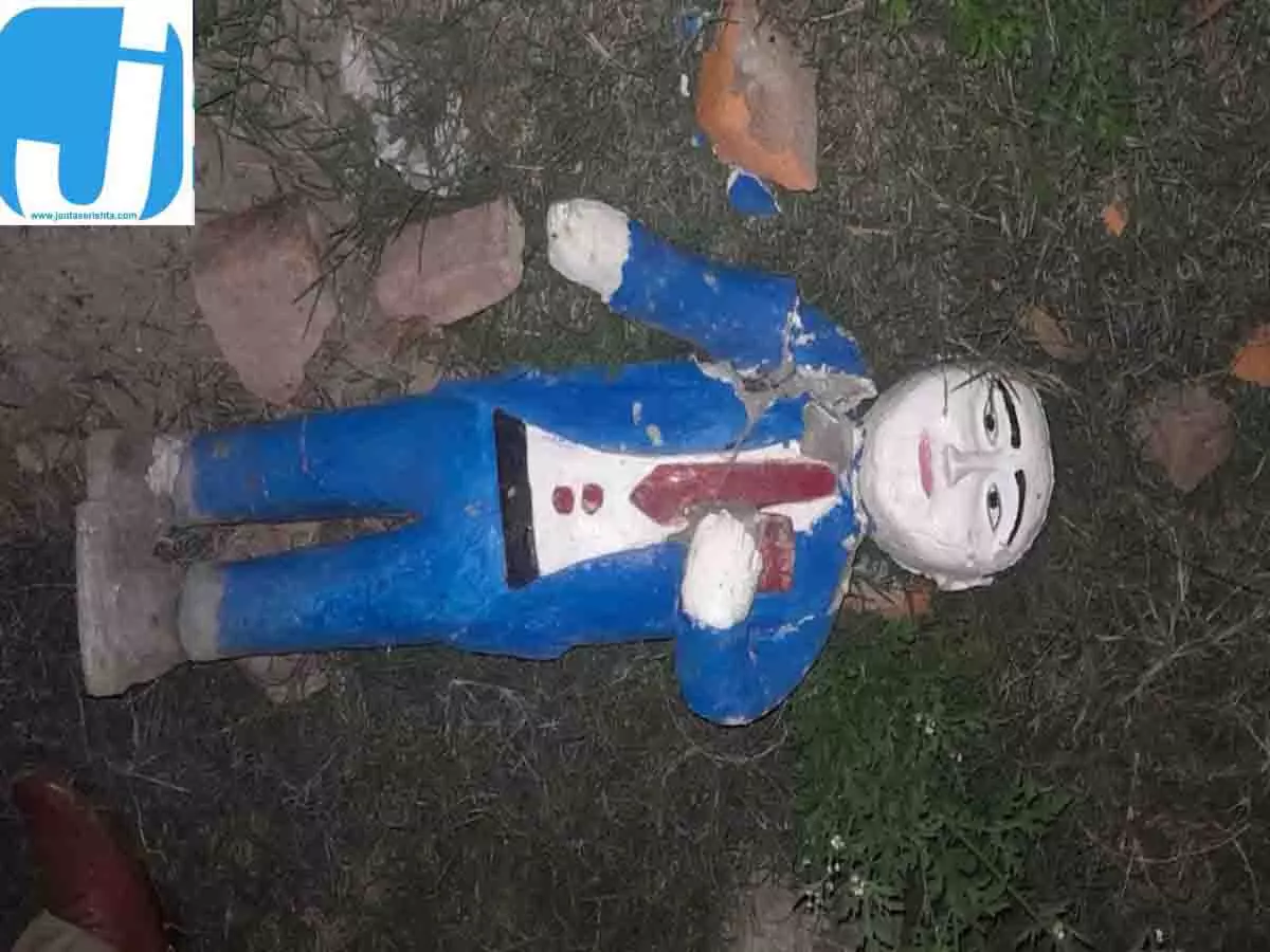 बाबा साहेब की प्रतिमा तोड़े जाने से हड़कंप, पुलिस की 3 टीमें गठित बाबा साहेब की प्रतिमा तोड़े जाने से हड़कंप, पुलिस की 3 टीमें गठित
