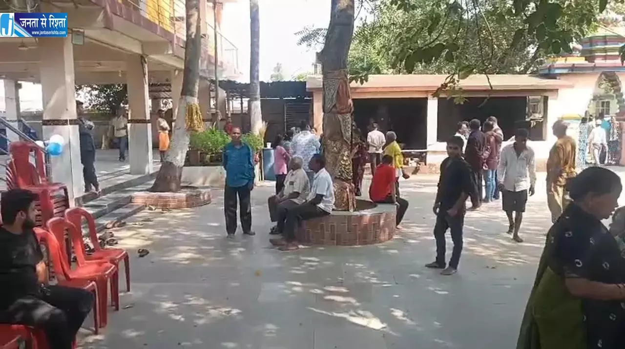 पत्नी के रहते दूसरी शादी करने पहुंचा दूल्हा, मंदिर में मचा हंगामा पत्नी के रहते दूसरी शादी करने पहुंचा दूल्हा, मंदिर में मचा हंगामा