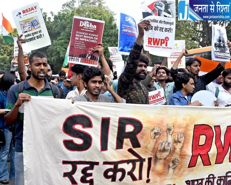 प्रदर्शन के दौरान 100 से अधिक लोग हिरासत में, तिरंगे लहराए और लगे नारे प्रदर्शन के दौरान 100 से अधिक लोग हिरासत में, तिरंगे लहराए और लगे नारे