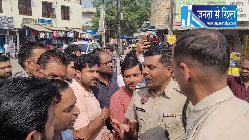 अंबाला में बिजली-पानी संकट, लोगों ने सड़कें जाम कीं अंबाला में बिजली-पानी संकट, लोगों ने सड़कें जाम कीं