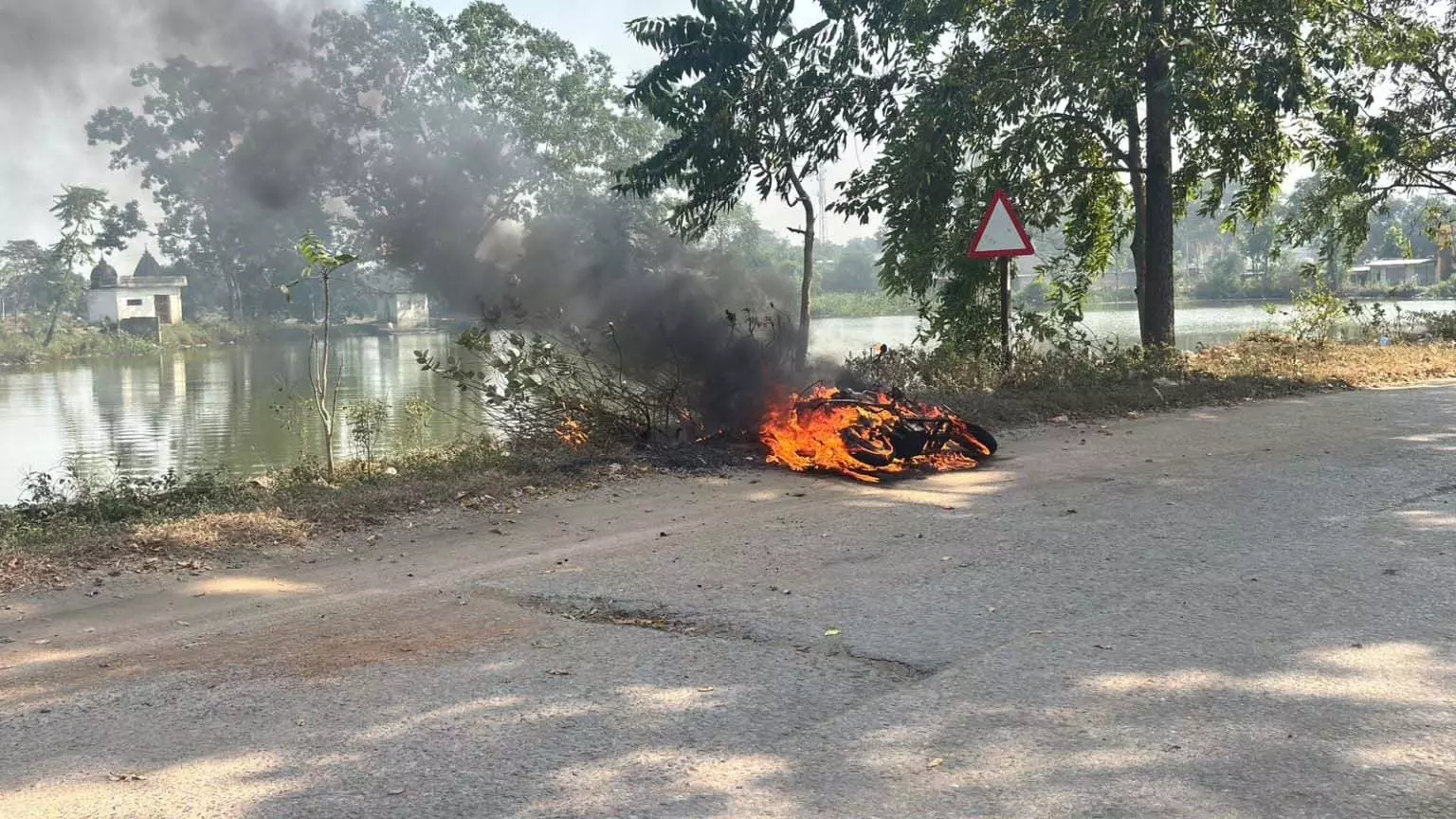 चलती इलेक्ट्रिक स्कूटी में लगी भीषण आग, भाई-बहन ने कूदकर बचाई जान चलती इलेक्ट्रिक स्कूटी में लगी भीषण आग, भाई-बहन ने कूदकर बचाई जान