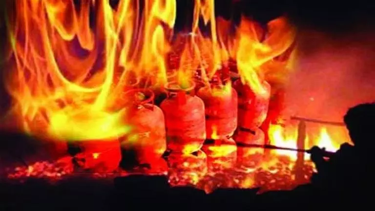 बेंगलुरु में गैस सिलेंडर से भीषण धमाका, 9 साल के बच्चे समेत तीन लोग गंभीर रूप से झुलसे बेंगलुरु में गैस सिलेंडर से भीषण धमाका, 9 साल के बच्चे समेत तीन लोग गंभीर रूप से झुलसे