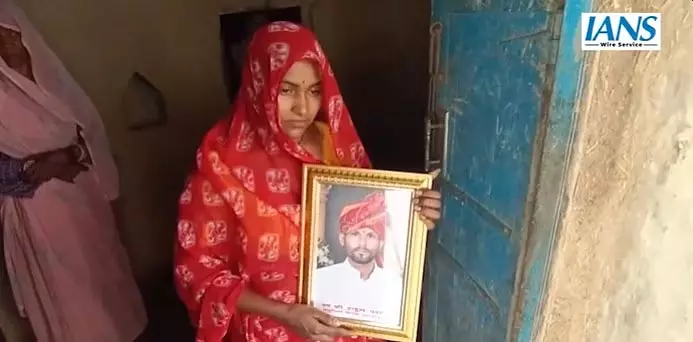 दो गांवों में 20 दिनों के भीतर 13 लोगों की मौत, जहरीली शराब की आशंका से हड़कंप दो गांवों में 20 दिनों के भीतर 13 लोगों की मौत, जहरीली शराब की आशंका से हड़कंप