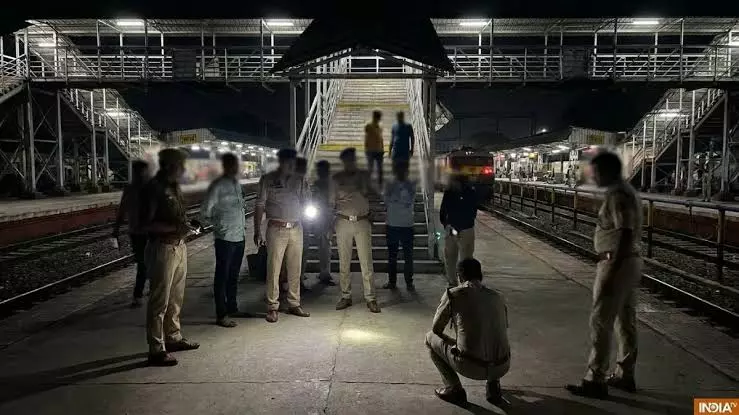रेलवे स्टेशन पर युवक की चाकू मारकर हत्या, तीन अन्य जख्मी रेलवे स्टेशन पर युवक की चाकू मारकर हत्या, तीन अन्य जख्मी