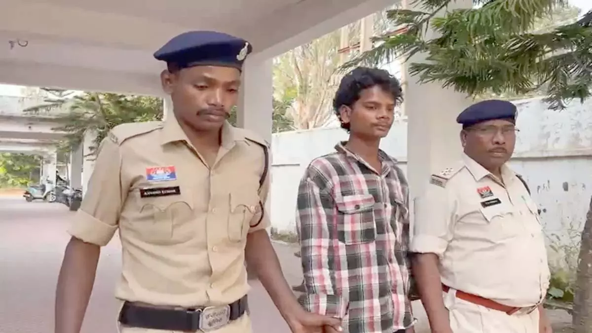 इंस्टाग्राम पर दोस्ती, फिर नाबालिग को ले गया अपने गांव, आरोपी गिरफ्तार इंस्टाग्राम पर दोस्ती, फिर नाबालिग को ले गया अपने गांव, आरोपी गिरफ्तार