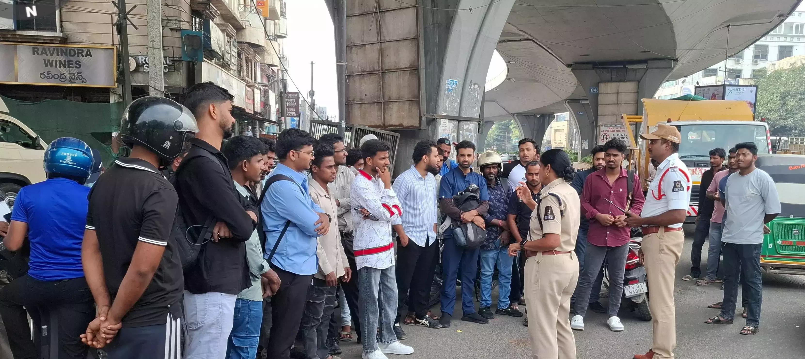 हैदराबाद ट्रैफिक पुलिस ने गाड़ी चलाते समय फोन का इस्तेमाल करने पर 40 मोटर चालकों पर मामला दर्ज किया हैदराबाद ट्रैफिक पुलिस ने गाड़ी चलाते समय फोन का इस्तेमाल करने पर 40 मोटर चालकों पर मामला दर्ज किया