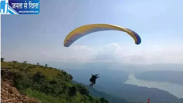 पैराग्लाइडिंग के दौरान पहाड़ पर फंसा पायलट, बर्फबारी और ऊंचाई से रेस्क्यू में चुनौती पैराग्लाइडिंग के दौरान पहाड़ पर फंसा पायलट, बर्फबारी और ऊंचाई से रेस्क्यू में चुनौती