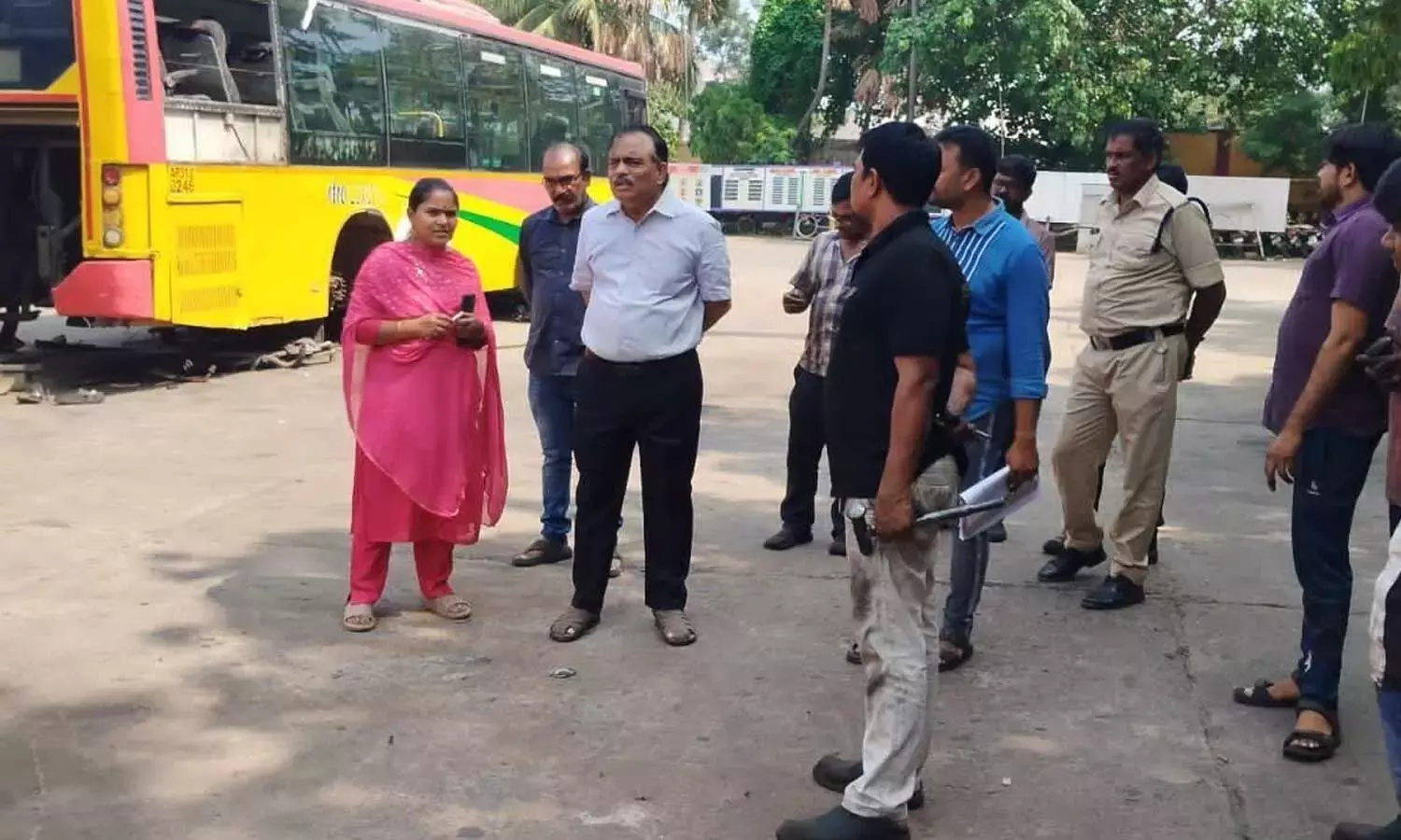 Andhra: ड्राइवरों से सुरक्षित यात्रा के लिए ड्राइविंग कौशल बढ़ाने का आह्वान किया गया Andhra: ड्राइवरों से सुरक्षित यात्रा के लिए ड्राइविंग कौशल बढ़ाने का आह्वान किया गया