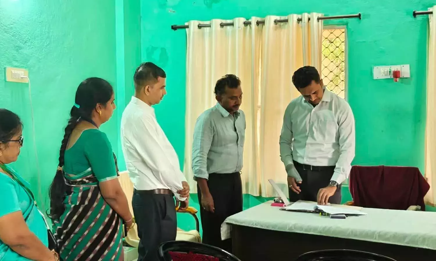 Andhra: कलेक्टर ने पेनुकोंडा में स्थानीय निकाय चुनाव व्यवस्था की समीक्षा की Andhra: कलेक्टर ने पेनुकोंडा में स्थानीय निकाय चुनाव व्यवस्था की समीक्षा की