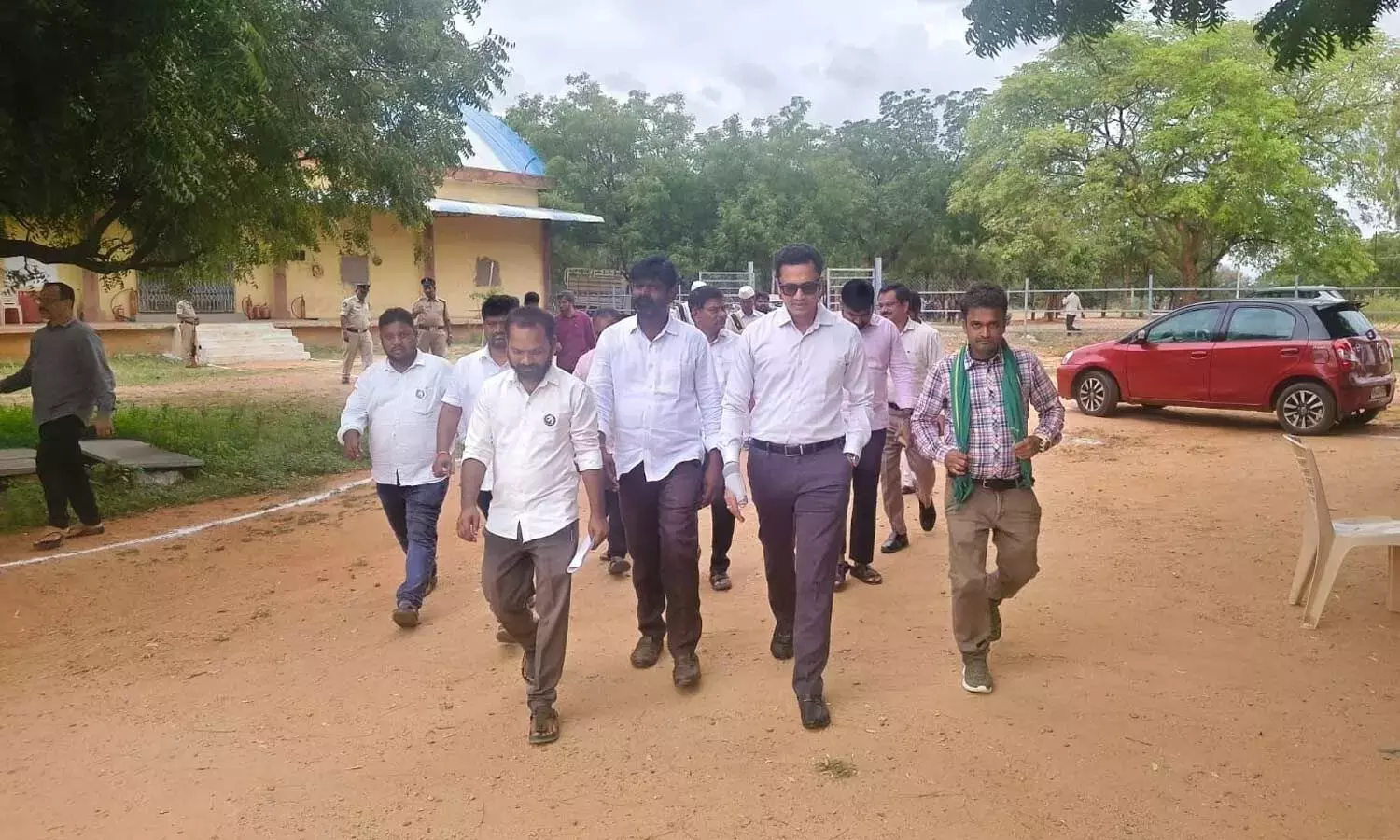 Andhra: कलेक्टर ने धर्मावरम मार्केट यार्ड में ईवीएम गोदाम का निरीक्षण किया Andhra: कलेक्टर ने धर्मावरम मार्केट यार्ड में ईवीएम गोदाम का निरीक्षण किया