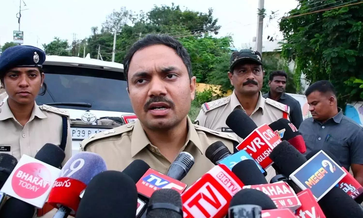 Andhra: नांदयाल एसपी ने नामांकन केंद्रों का निरीक्षण किया Andhra: नांदयाल एसपी ने नामांकन केंद्रों का निरीक्षण किया