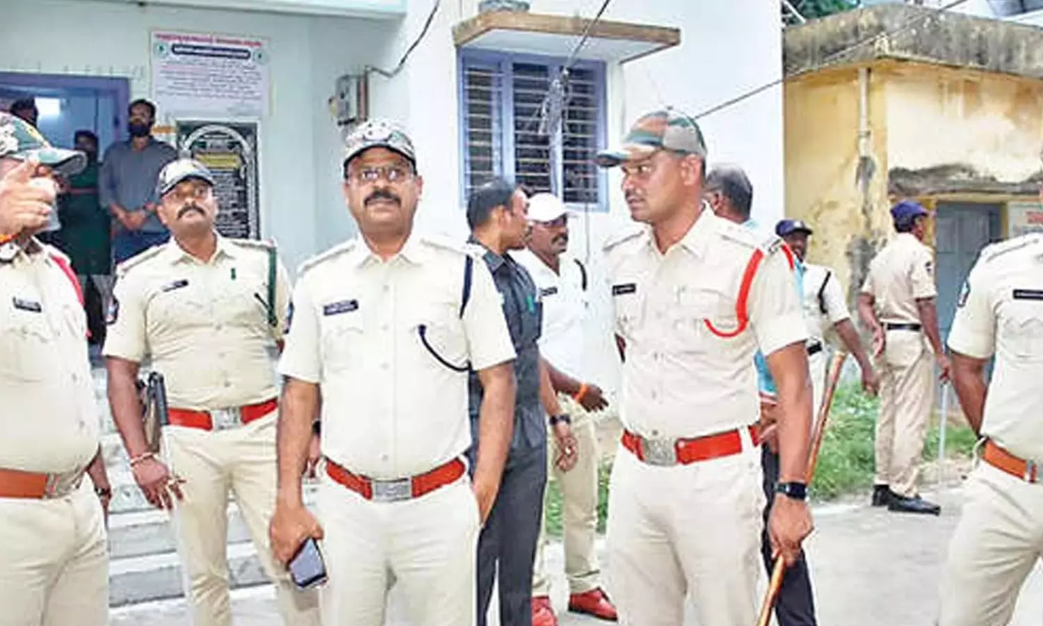 Andhra: एसपी ने चिराला में नामांकन केंद्रों का निरीक्षण किया Andhra: एसपी ने चिराला में नामांकन केंद्रों का निरीक्षण किया