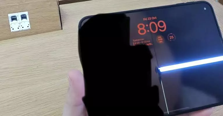 खरीदते ही टूटी iPhone Duo की स्क्रीन; यूजर्स ने शेयर की फोटो खरीदते ही टूटी iPhone Duo की स्क्रीन; यूजर्स ने शेयर की फोटो