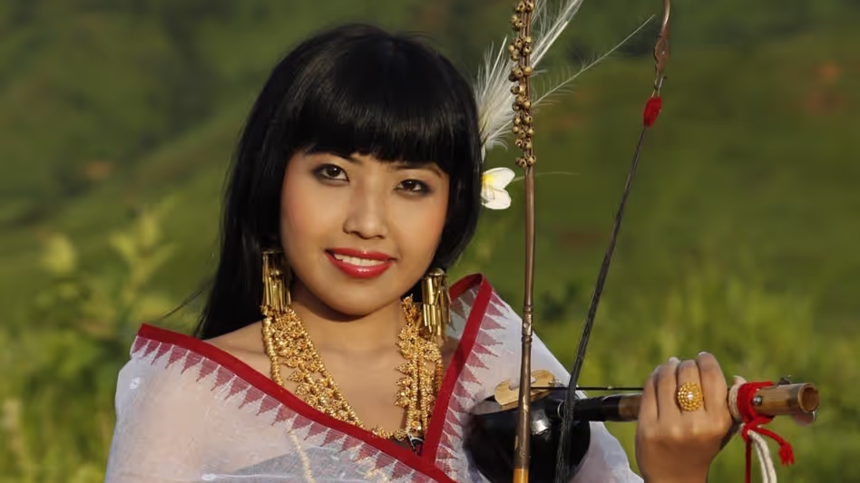 हिंसा और संघर्ष के बीच गूंजे उम्मीद के गीत, मांगका की आवाज बनी पहचान हिंसा और संघर्ष के बीच गूंजे उम्मीद के गीत, मांगका की आवाज बनी पहचान