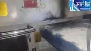 मुंबई-हावड़ा मेल में पावर बैंक ब्लास्ट, यात्रियों में हड़कंप मुंबई-हावड़ा मेल में पावर बैंक ब्लास्ट, यात्रियों में हड़कंप