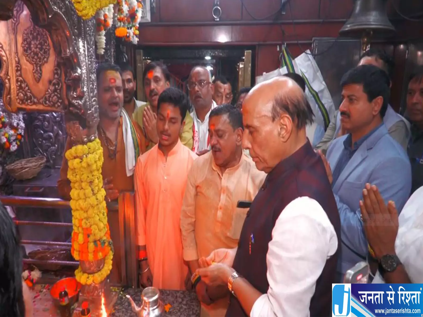 पीएम मोदी के वाराणसी दौरे से पहले राजनाथ सिंह ने टेका मत्था, दो मंदिरों में की पूजा पीएम मोदी के वाराणसी दौरे से पहले राजनाथ सिंह ने टेका मत्था, दो मंदिरों में की पूजा