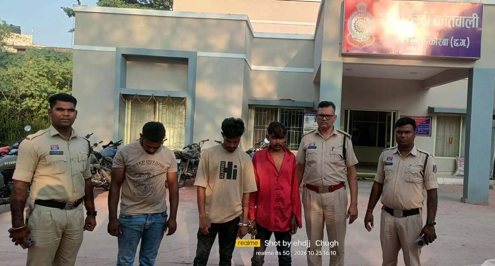 शोरूम के सामने से AC का आउटडोर चोरी, पुलिस ने 3 आरोपियों को किया गिरफ्तार शोरूम के सामने से AC का आउटडोर चोरी, पुलिस ने 3 आरोपियों को किया गिरफ्तार