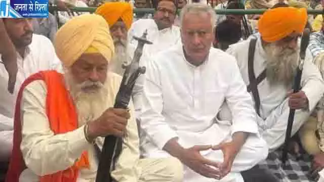 परविंदर झोटा के परिवार से मिले सुनील जाखड़, सुरक्षा की उठाई मांग परविंदर झोटा के परिवार से मिले सुनील जाखड़, सुरक्षा की उठाई मांग