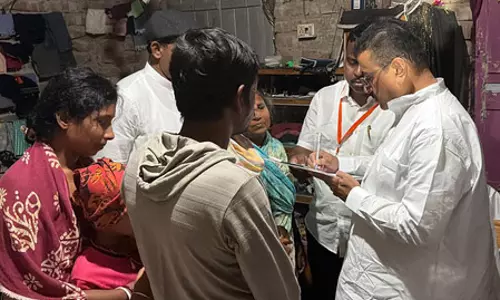 जब सेल्फी लेने पहुंचे बच्चे को मुख्यमंत्री ने दी कम मोबाइल इस्तेमाल करने की सलाह जब सेल्फी लेने पहुंचे बच्चे को मुख्यमंत्री ने दी कम मोबाइल इस्तेमाल करने की सलाह