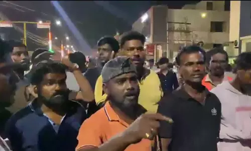 महिला की मौत के बाद सड़क पर हंगामा, पुलिस पर परिवार को गुमराह करने का आरोप
