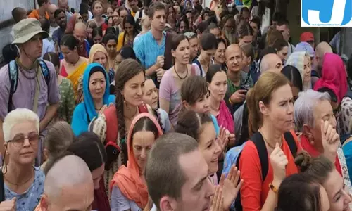 माथे पर तिलक, जुबां पर राधे-कृष्ण, विदेशी भक्तों को भाया ब्रज