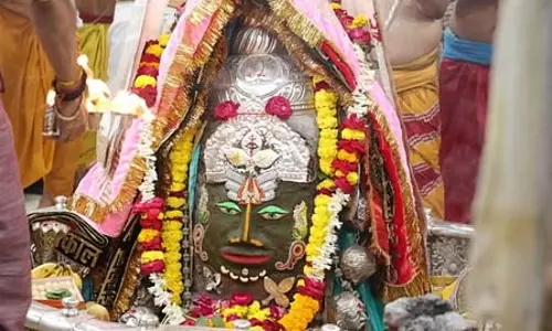 बाबा महाकाल का भांग से शृंगार, भस्म आरती में बड़ी संख्या में शामिल हुए श्रद्धालु बाबा महाकाल का भांग से शृंगार, भस्म आरती में बड़ी संख्या में शामिल हुए श्रद्धालु