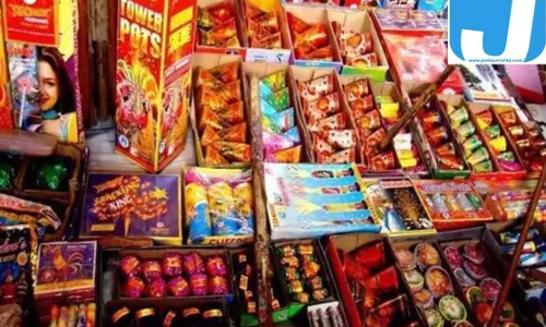 पटाखा बाजार को स्पष्टता का इंतजार, सुप्रीम कोर्ट की सुनवाई पर नजर पटाखा बाजार को स्पष्टता का इंतजार, सुप्रीम कोर्ट की सुनवाई पर नजर
