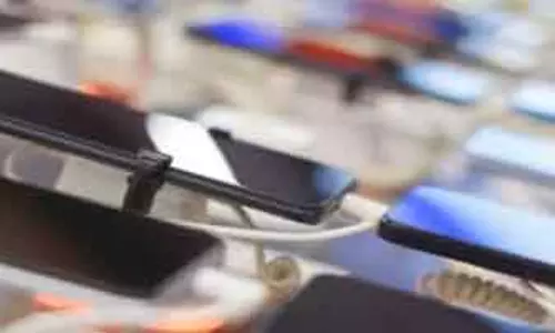 भारत में स्मार्टफोन शिपमेंट 20% गिरा भारत में स्मार्टफोन शिपमेंट 20% गिरा