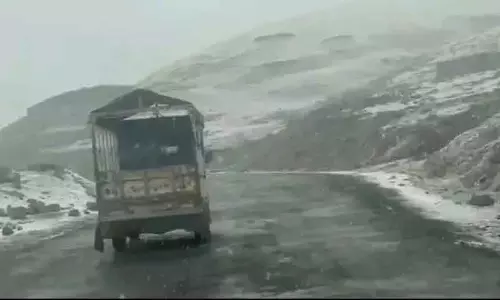 बर्फ की सफेद चादर से ढकी पीर की गली बर्फ की सफेद चादर से ढकी पीर की गली