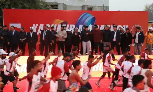 उमर अब्दुल्ला ने कश्मीर मैराथन को दिखाई हरी झंडी