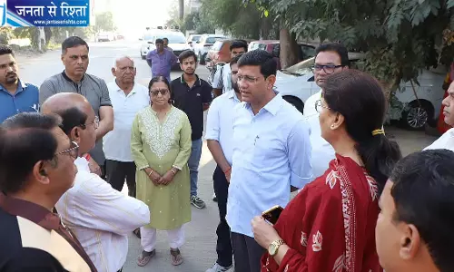 सड़क निर्माण में लापरवाही पर भड़के मेयर पुष्यमित्र भार्गव, अधिकारियों को 30 दिन का अल्टीमेटम सड़क निर्माण में लापरवाही पर भड़के मेयर पुष्यमित्र भार्गव, अधिकारियों को 30 दिन का अल्टीमेटम