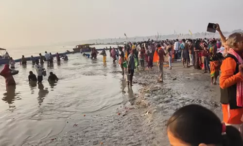 प्रयागराज में ब्रह्म मुहूर्त से संगम पर उमड़े श्रद्धालु, तीर्थ पुरोहित ने बताया शरद पूर्णिमा का महत्व प्रयागराज में ब्रह्म मुहूर्त से संगम पर उमड़े श्रद्धालु, तीर्थ पुरोहित ने बताया शरद पूर्णिमा का महत्व
