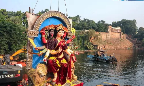 दुर्गा प्रतिमा विसर्जन जुलूस में अंडे फेंकने का आरोप, आधी रात को तनाव दुर्गा प्रतिमा विसर्जन जुलूस में अंडे फेंकने का आरोप, आधी रात को तनाव